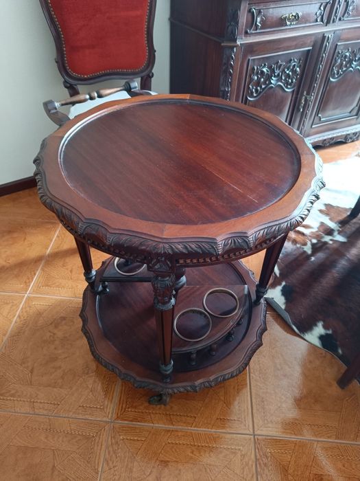 Sala de Jantar completa com mesa de centro e carro de chá