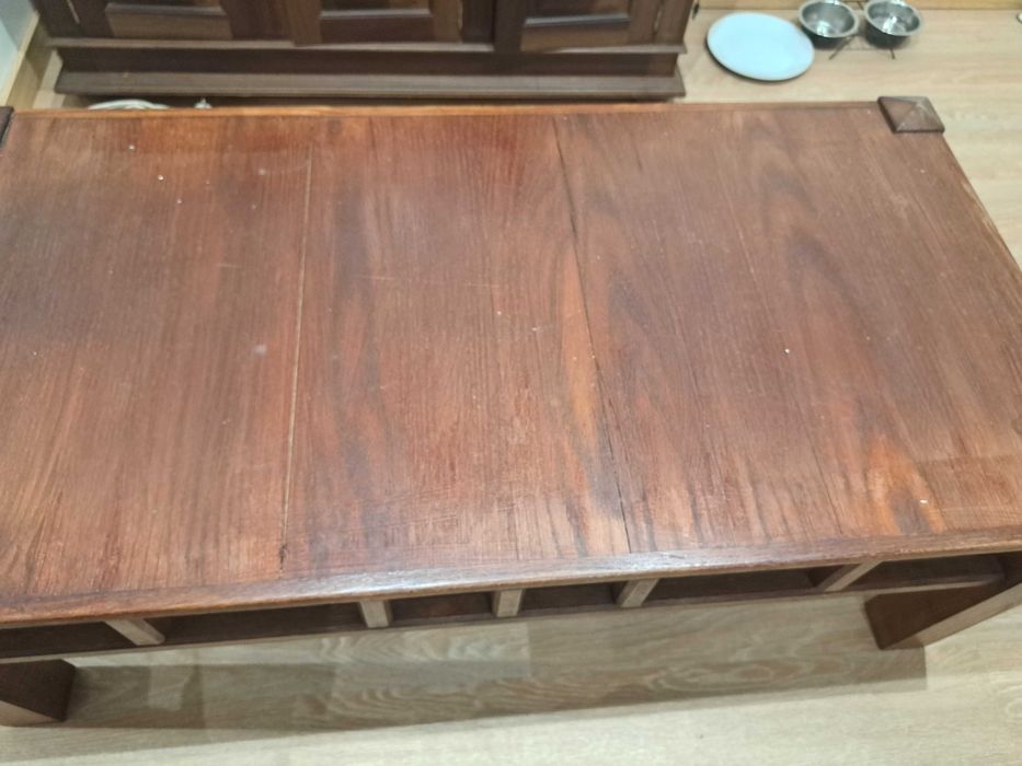 Mesa de madeira de sala