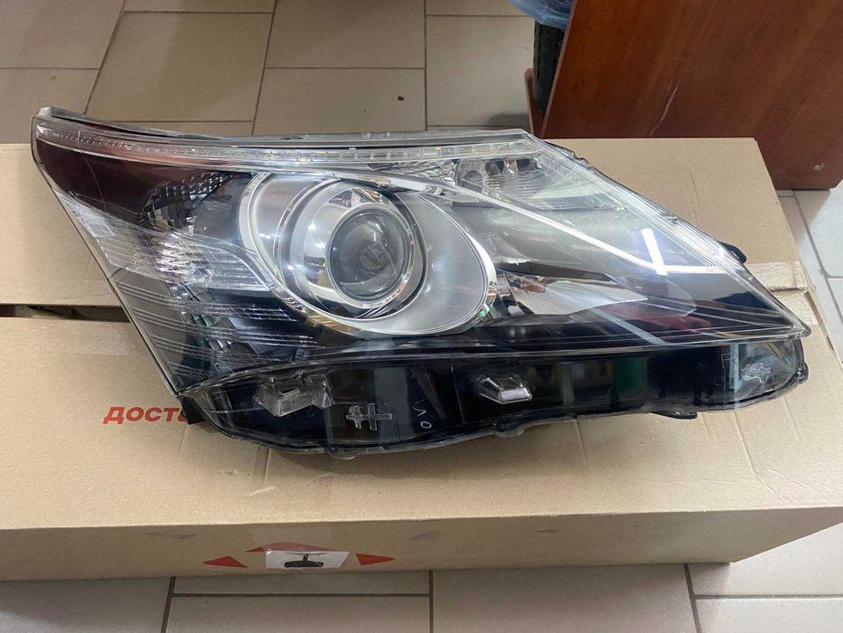 10000-17685 - Toyota avensis Фара права .