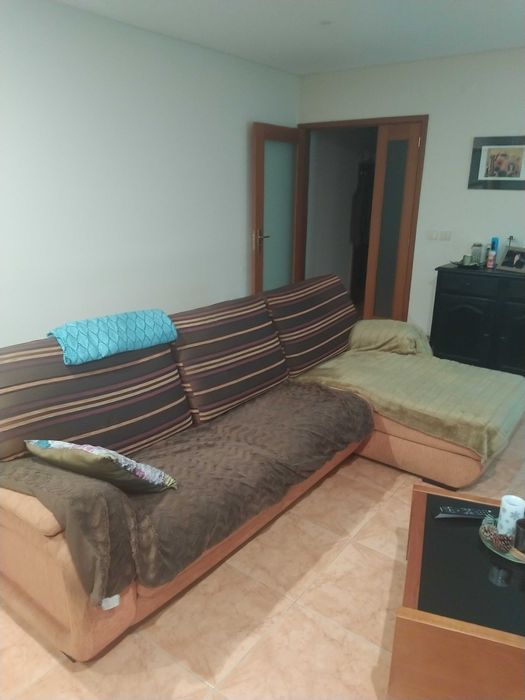 Estante completa moderna com mesa e sofa