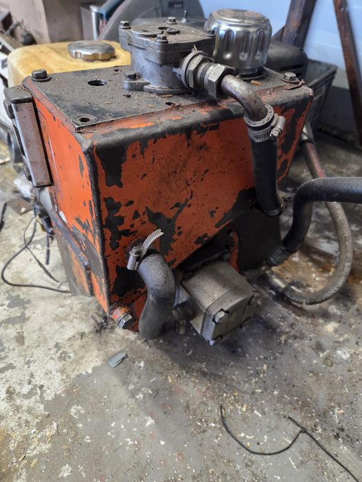 Silnik z pompą hydrauliczną