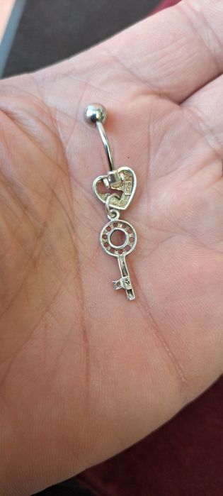 Piercing em prata contrastada.