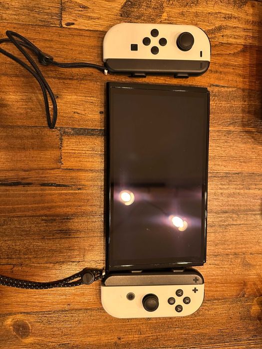 Nintendo Switch OLED + 4 Joy-Cons + 3 Jogos (COMO NOVA)