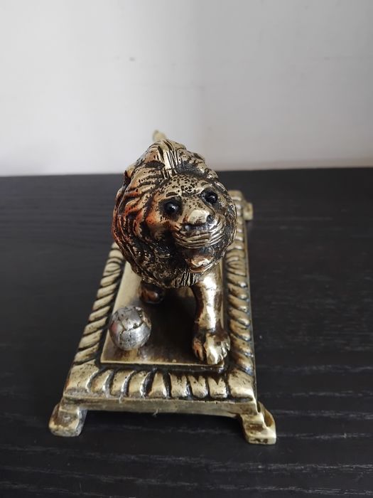Escultura de leão em latão dourado pesa1,600kg.
