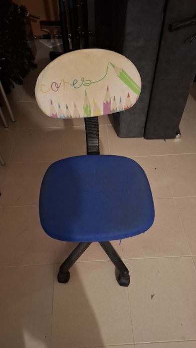 Secretária de criança com cadeira