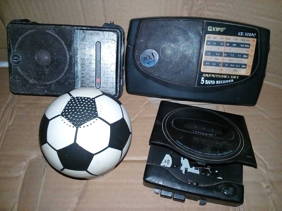радиоприёмник 2 шт. + кассетный плеер + блютуз колонка (на запчасти)
