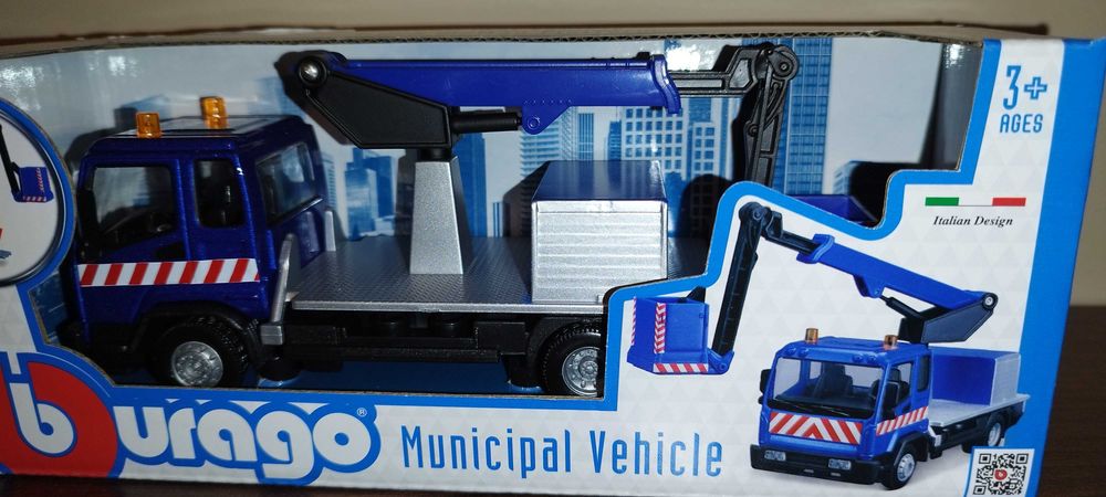 Bburago Municipal VEHICLES Truck W/MAN PLATFORM Burago.