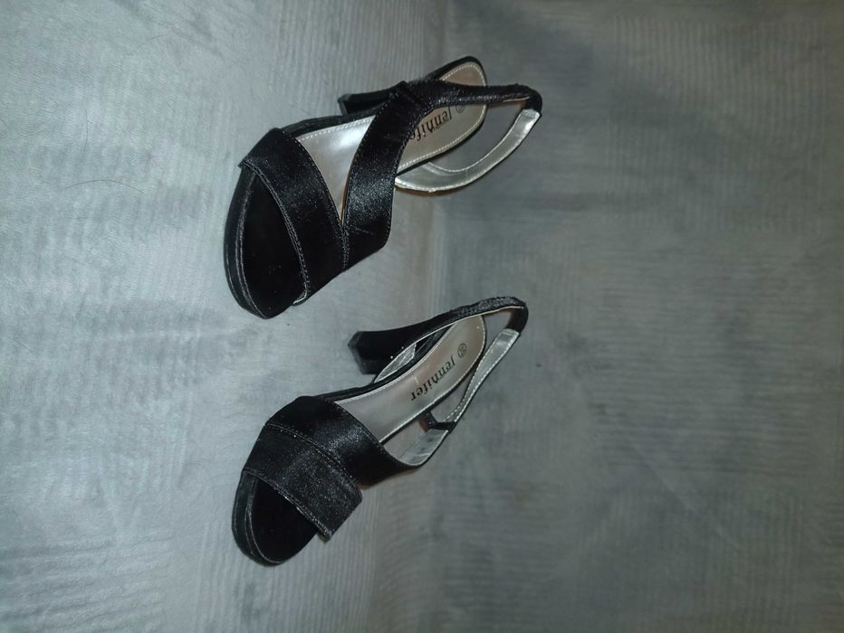 Buty eleganckie na obcasie r. 35