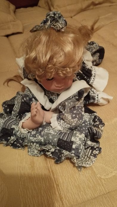 Boneca em porcelana.