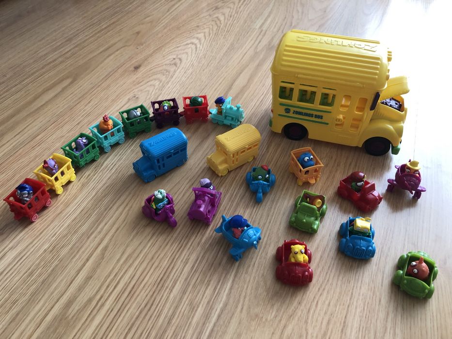 Figuras zomlings, autocarro escolar, mota, avião, comboio e carros
