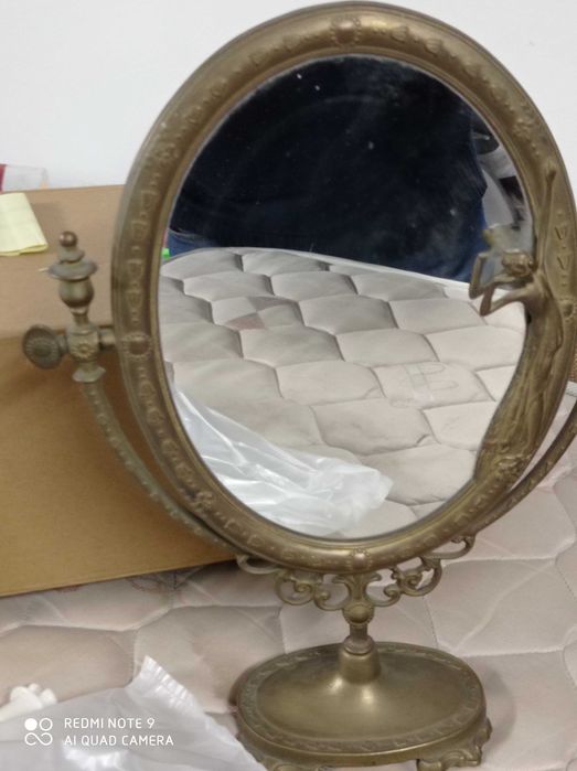 Belo espelho de mesa