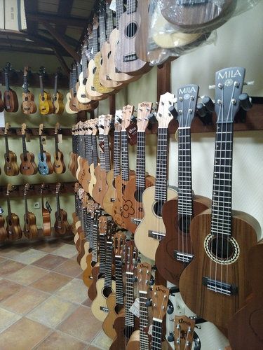 Гітарки, укулеле та усі види аксесуарів для дітей та дорослих