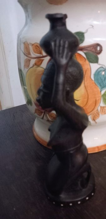 Duas peças africanas esculpidas à  mão  , originárias de Moçambique