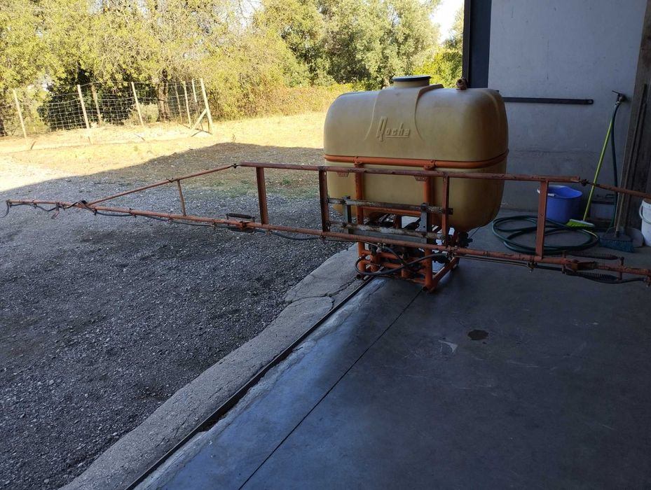 Pulverizador  / atomizador marca Rocha de 500 litros com barras