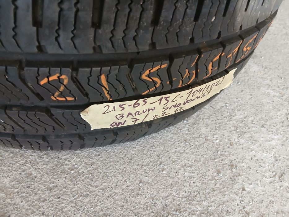 2 Pneus 215/65R15 C Barum seminovos