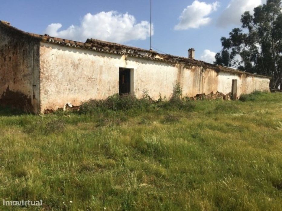 Herdade com moradia para recuperar [ barragem e ribeiro ]