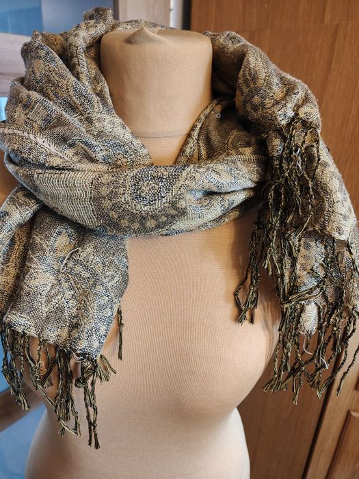 Duży szal w kolorze starego złota