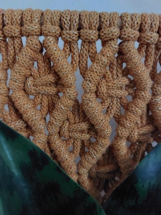 UP zestaw Kwietnik makrama wiszący na ścianie  Musztardowowo złoty