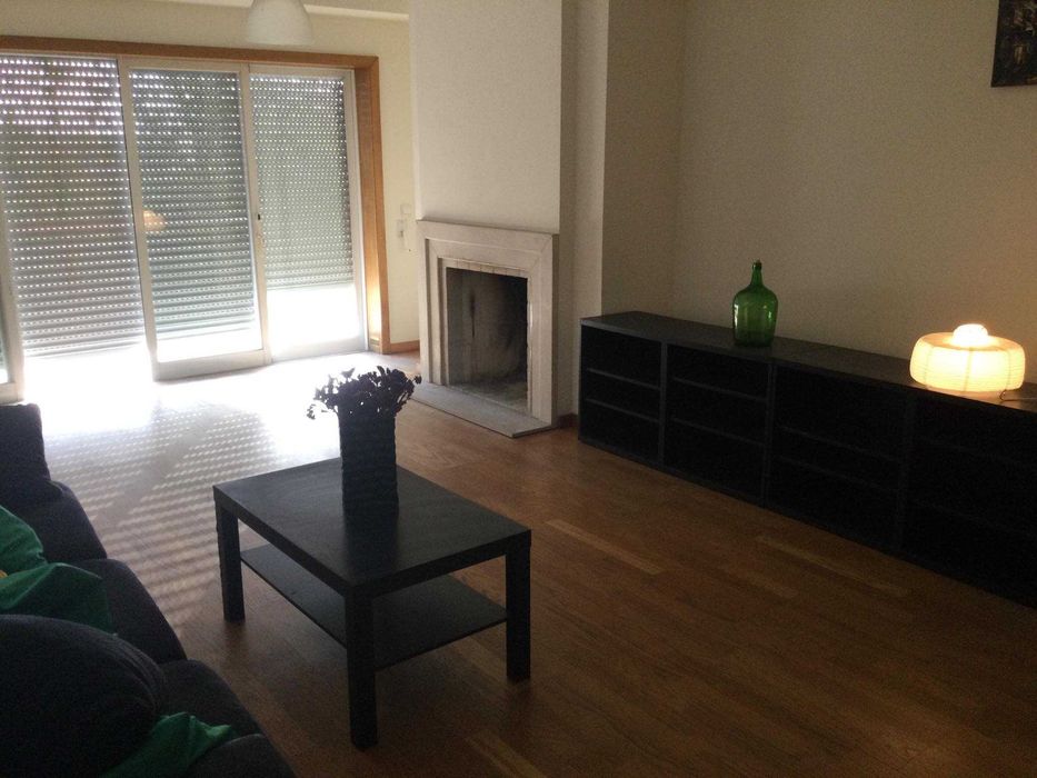 Arrenda-se apartamento T2 totalmente mobilado e equipado, localizado em frente à Universidade do Minho, na Alameda da Universidade.
