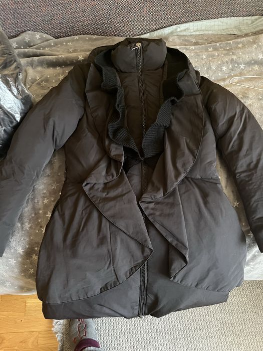 Пуховик чорного кольору