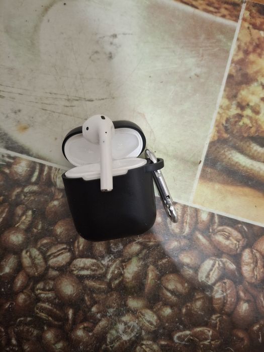 Apple AirPods 2 продам.