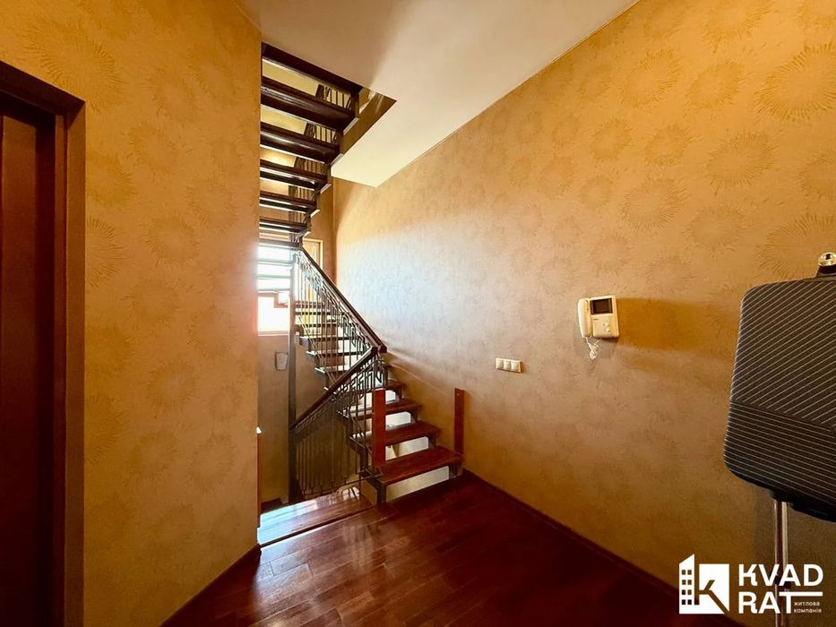 Продаж напівособняка 220м2 ,якісний будинок