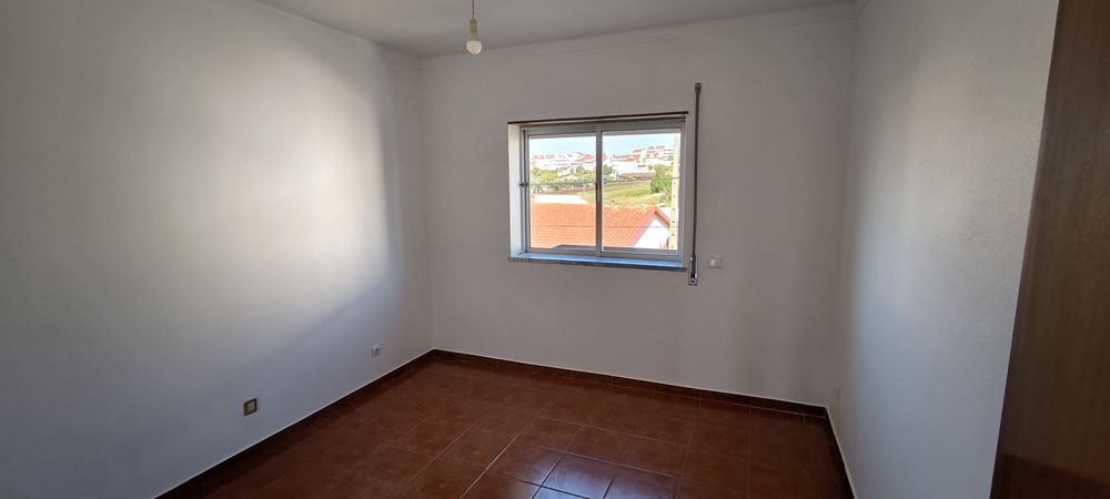 Alugo Apartamento T2  - Estação Parque de Exposições, Lousã