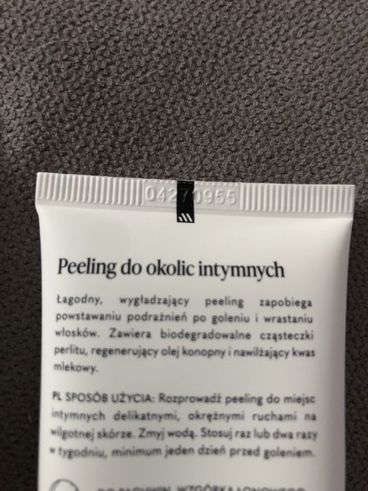 Zestaw kremu do golenia i peeling do okolic intymnych.
