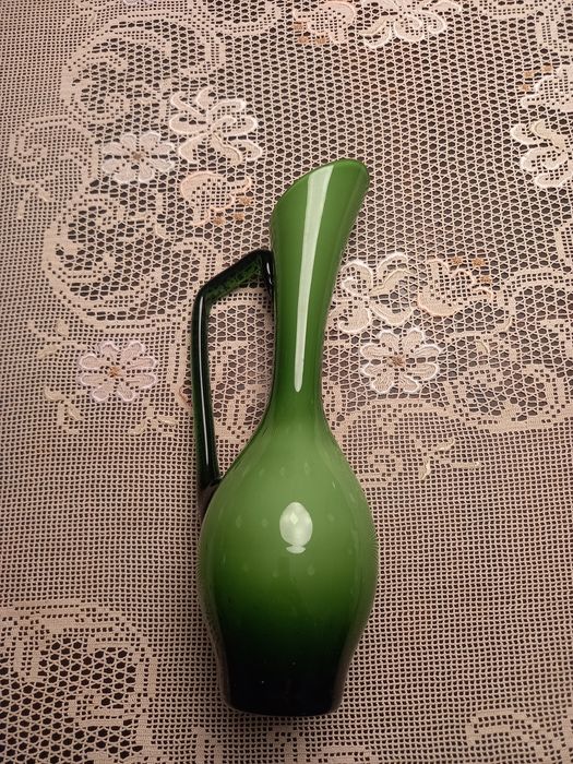 Jarra em vidro opalino verde.