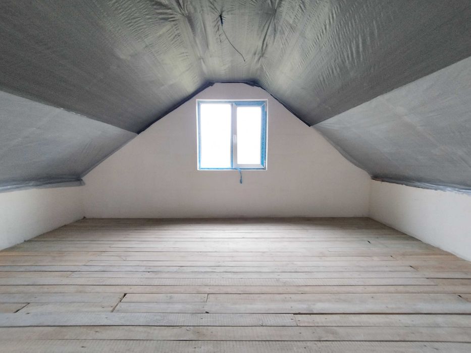 Продаж будинку біля магазину Сім'я