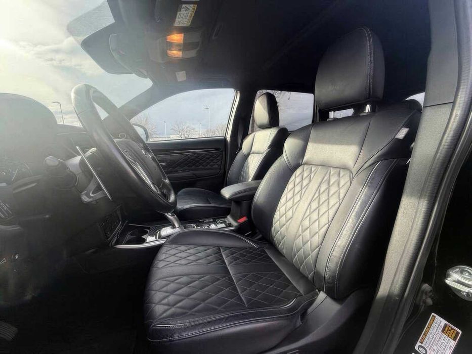 Mitsubishi Outlander Hybrid      2022