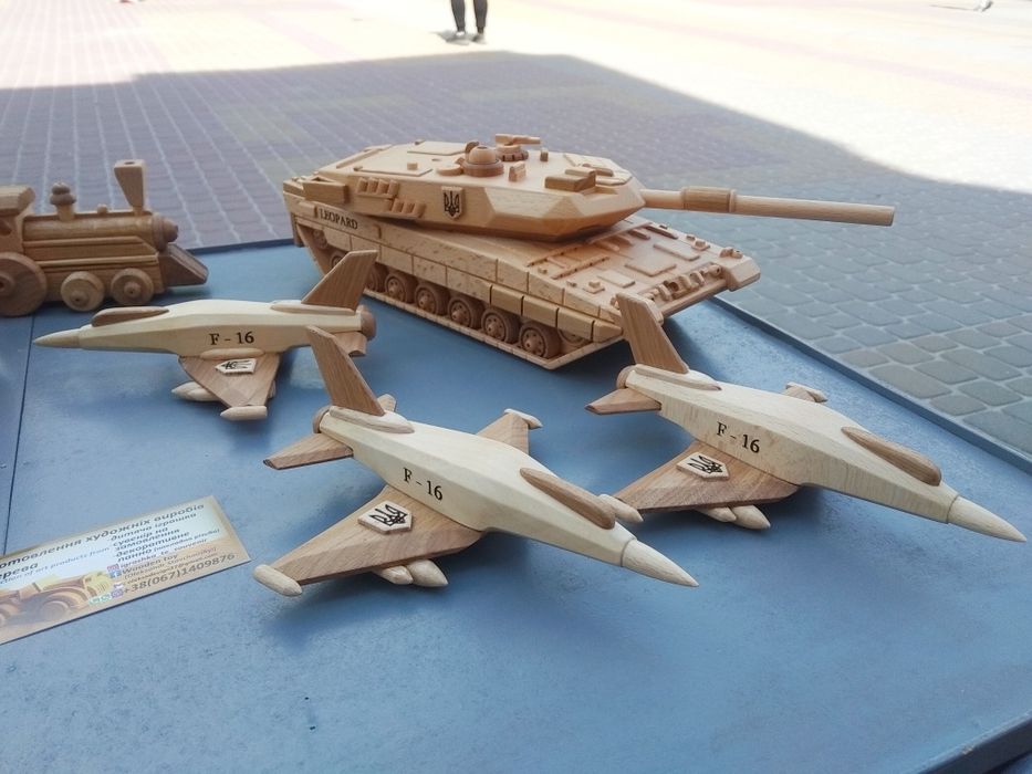 Сувенір з дерева ,,Літачок F-16''