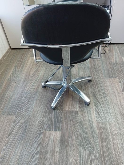 Продам диван та перукарські крісла