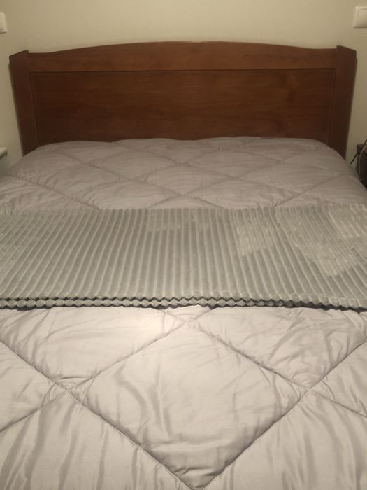 cama de madeira.