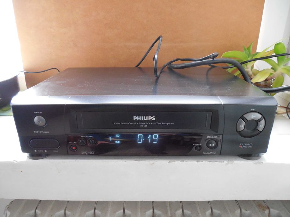 Відеомагнітофон Philips VR685