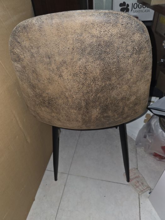 Cadeiras castanhas