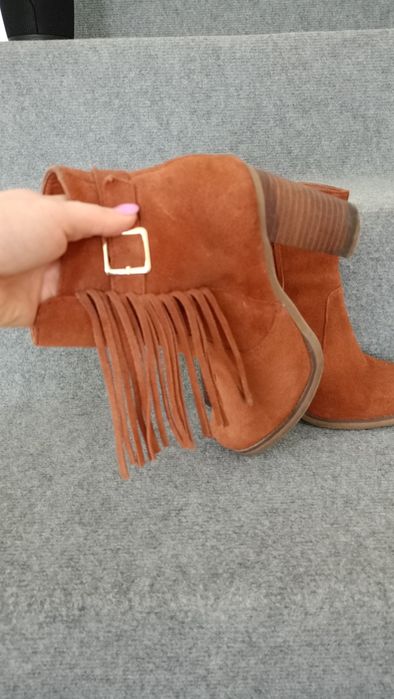 Botki zamszowe frędzle modne słupek 37