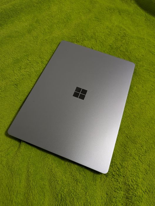 Продам Microsoft surface laptop go 8/128 для дизайнерів