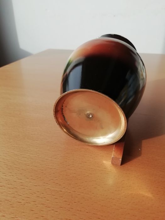 Vaso antigo em metal.