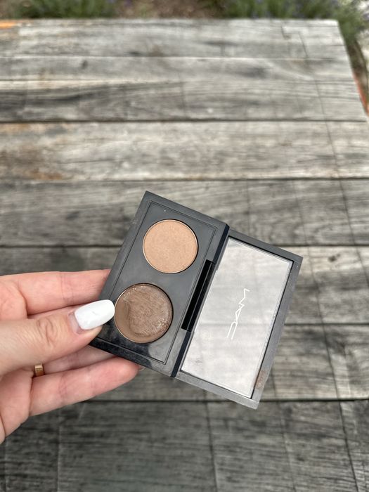 Dwa cienie do brwi paletka brązowych cieni mac