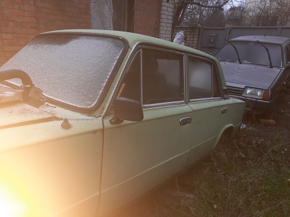 Продам ваз2103 под востановление или на запчасти ненаходу без акб