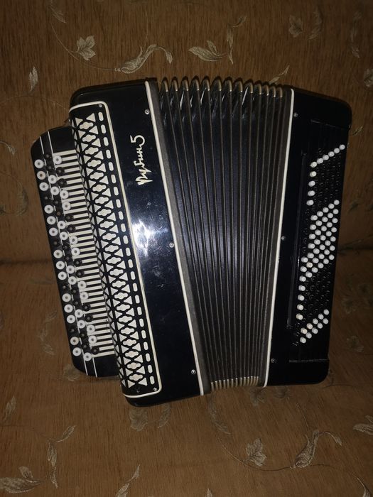 Продам выборный баян Рубин 5