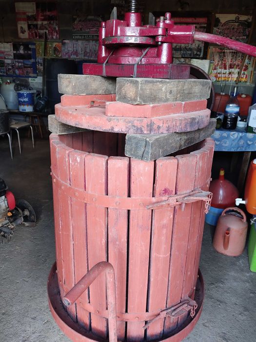 prensa de uva com rodas