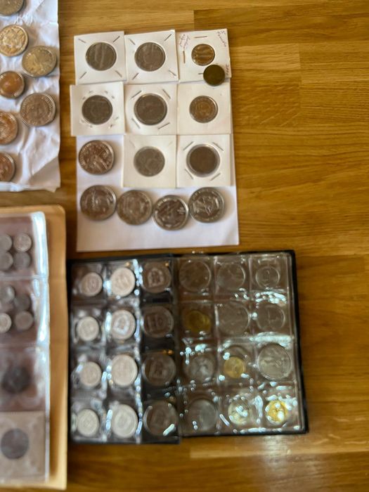 Várias centenas de moedas antigas