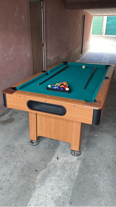 Bilhar snooker com tacos e bolas