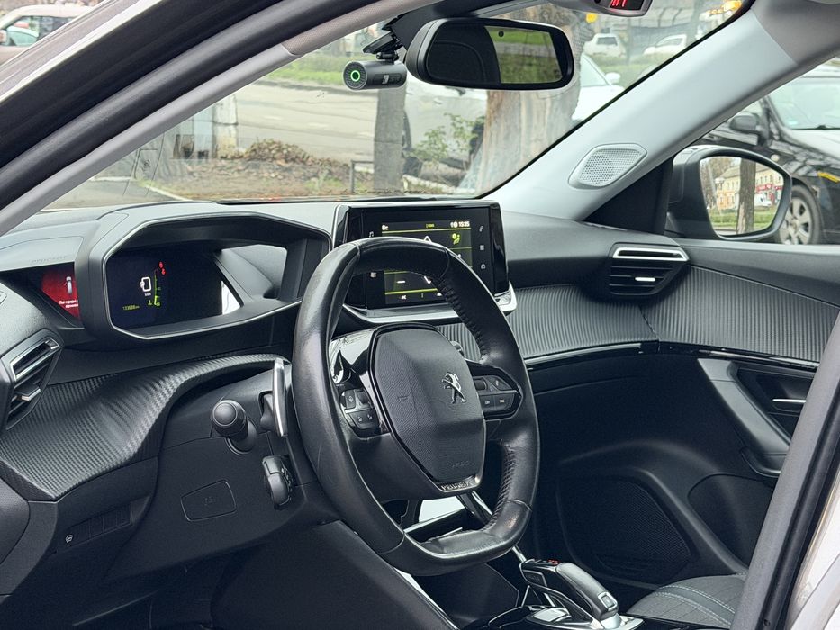 PEUGEOT 2008.               .