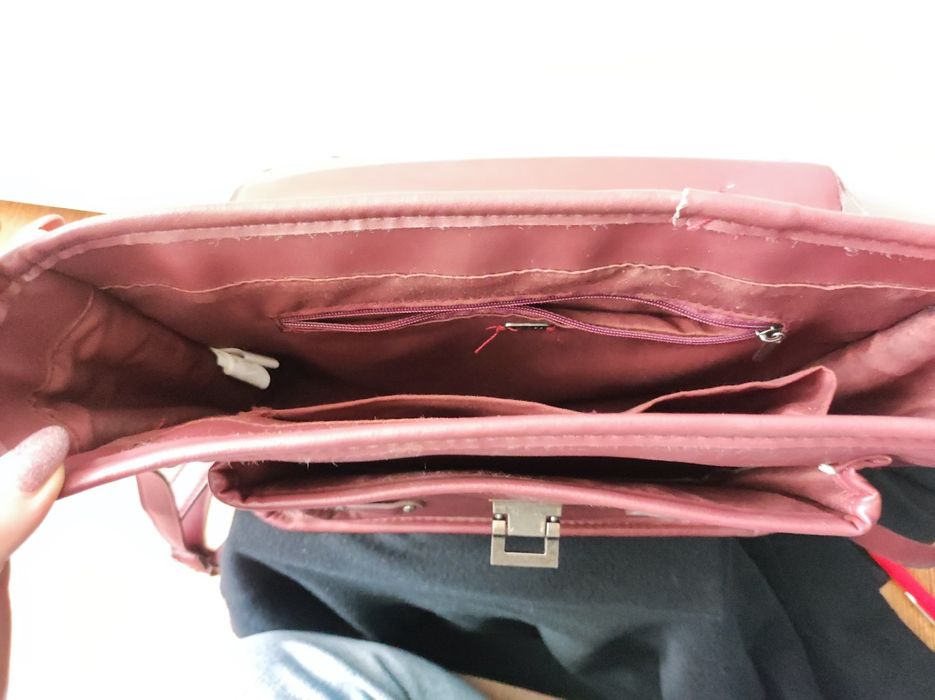 Bordowa listonoszka House