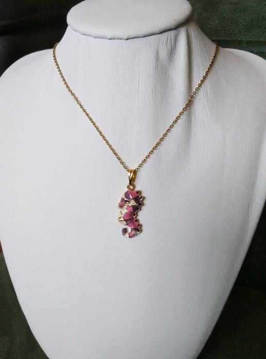 Colar Aço Dourado c/ Cavalo Marinho Esmalte NOVO