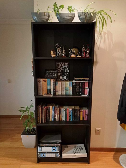 Estante Vertical Preta com 4 Prateleiras – Bom Estado