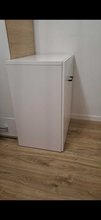 Białe rozkładane biurko